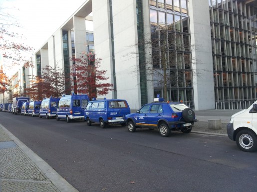 THW-Fahrzeuge vor dem Paul-Löbe-Haus